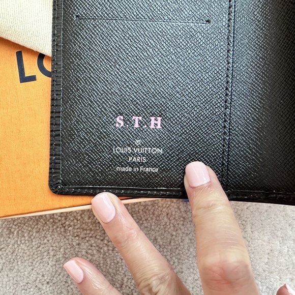 Authentic Louis Vuitton Pocket Agenda Cover in Black Epi Leather - Picture 6 of 10